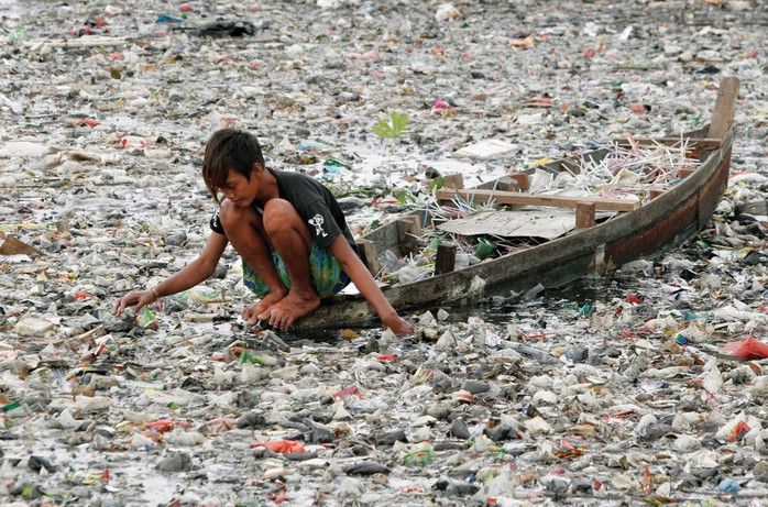 Rác phủ kín bề mặt một dòng sông ở thủ đô Jakarta – Indonesia. Ảnh: Britannica
