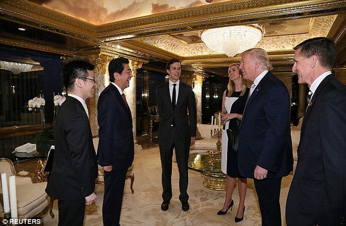 Con gái và con rể ông Trump tham gia cuộc trao đổi đầu tiên giữa cha và Thủ tướng Nhật Bản Shinzo Abe hồi tháng 11-2016. Ảnh: REUTERS