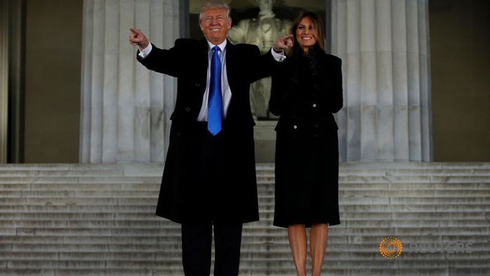 Ông Donald Trump và vợ Melania tại Đài tưởng niệm Lincoln, thủ đô Washington – Mỹ hôm 19-1. Ảnh: Reuters