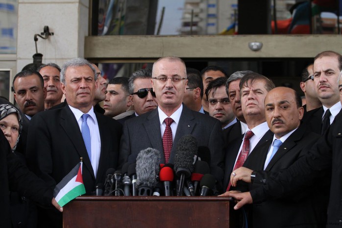 Thủ tướng Nhà nước Palestine Rami Hamdallah phát biểu tại một cuộc họp báo tại Gaza. Ảnh: MIDDLE EAST MONITOR