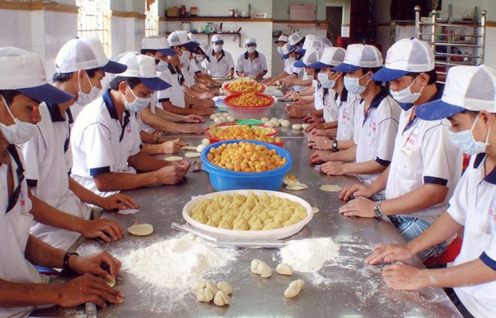Công nhân Công ty Tân Huê Viên đang làm bánh pía. Ảnh: Thanh Châu.