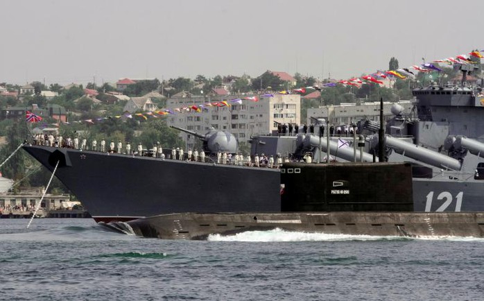 
Tàu ngầm Rostov-On-Don đi qua tàu tuần dương tên lửa Moskva trong ngày kỷ niệm của Hải quân Nga ở Sevastopol - Crimea tháng 7-2016. Ảnh: REUTERS
