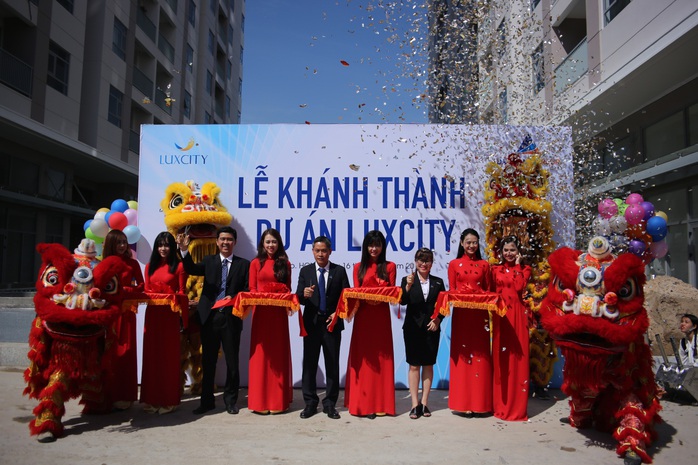 Ban lãnh đạo Tập đoàn Đất Xanh cắt băng khánh thành dự án Luxcity