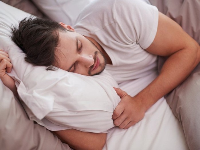 Dù lệch múi giờ, bạn vẫn nên cố ngủ vào ban đêm. Ảnh: Gpointstudio/iStock.