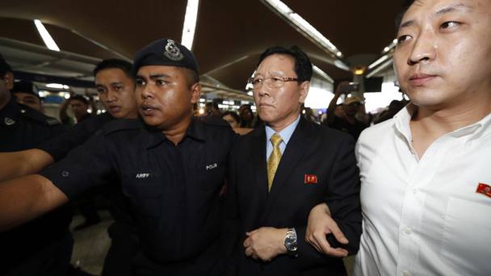 
Đại sứ Triều Tiên tại Malaysia Kang Chol (thứ 2 từ phải qua). Ảnh: AP
