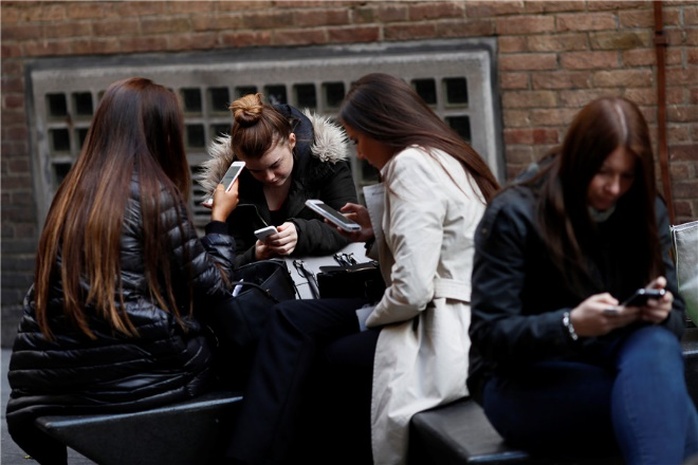 
Phần lớn mọi người sử dụng điện thoại nhiều hơn họ ý thức được. Ảnh: China Daily
