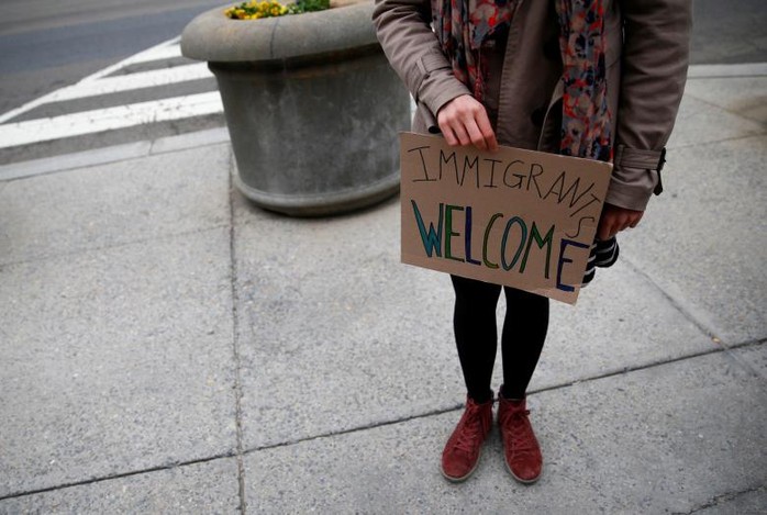 
Các nhà hoạt động nhập cư phản đối sắc lệnh nhập cư mới của ông Trump ngày 7-3 bên ngoài Cục Hải quan và Biên phòng Mỹ. Ảnh: REUTERS
