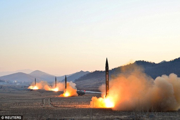 Báo Rodong Sinmun của đảng Lao động Triều Tiên công bố các hình ảnh về các vụ thử nghiệm tên lửa đạn đạo hôm 6-3. Ảnh: REUTERS