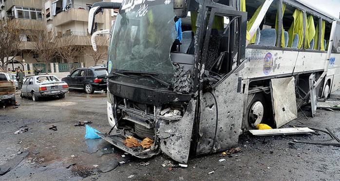 
Chiếc xe buýt bị phá hủy tại hiện trường vụ đánh bom ở Damascus ngày 11-3. Ảnh: EPA
