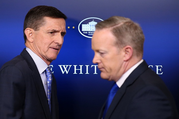 
Tướng về hưu Michael Flynn (trái) và Thư ký báo chí Nhà Trắng Sean Spicer tại cuộc họp báo của Nhà Trắng vào tháng 2. Ảnh: REUTERS
