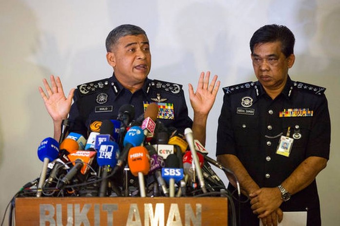Tổng Thanh tra cảnh sát Malaysia Khalid Abu Bakar (trái). Ảnh: AP