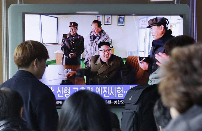 
Người dân Hàn Quốc theo dõi thông tin phóng thử tên lửa cuối tuần trước. Ảnh: AP
