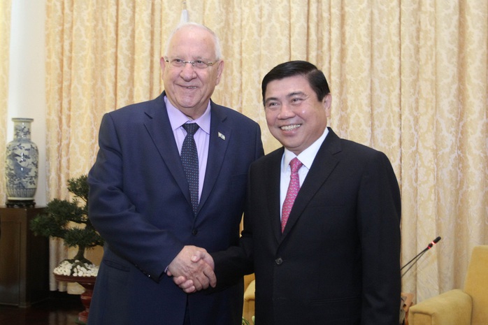 
Chủ tịch UBND TPHCM Nguyễn Thành Phong hội kiến với Tổng thống Israel Reuven Ruvi Rivlin. Ảnh: HOÀNG TRIỀU
