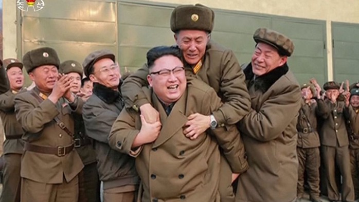 
Nhà lãnh đạo Kim Jong-un cõng một người đàn ông. Ảnh: BBC
