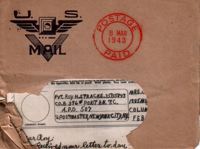 
Chính vì thế, một dịch vụ bưu chính dựa trên British Airgraph Service (một dịch vụ vận chuyển thư bằng máy bay của Anh) đã được ra đời với tên gọi Victory Mail, hay còn gọi tắt là V-mail. Dịch vụ này được thiết kế bởi Eastman Kodak và cho ra mắt lần đầu vào ngày 15-6-1942, sau này trở thành phương thức liên lạc chính giữa những binh sĩ nơi tiền tuyến với người thân của họ ở quê nhà.
