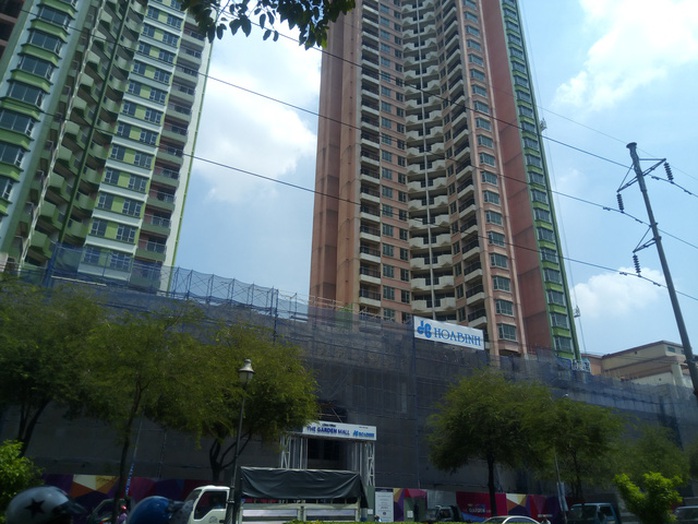 Công trường phần đế trung tâm thương mại Thuận Kiều Plaza đang xây dựng. Hệ thống tháng máy cũ kỹ được trang bị mới hoàn toàn. 3 tầng TTTM sẽ được lắp kính trong suốt chứ không phải xây tường kín như trước.