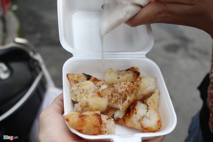 Chuối nếp nướng ăn kèm nước cốt dừa và mè rang vàng. Món ăn này có giá 8.000-10.000 đồng một phần.