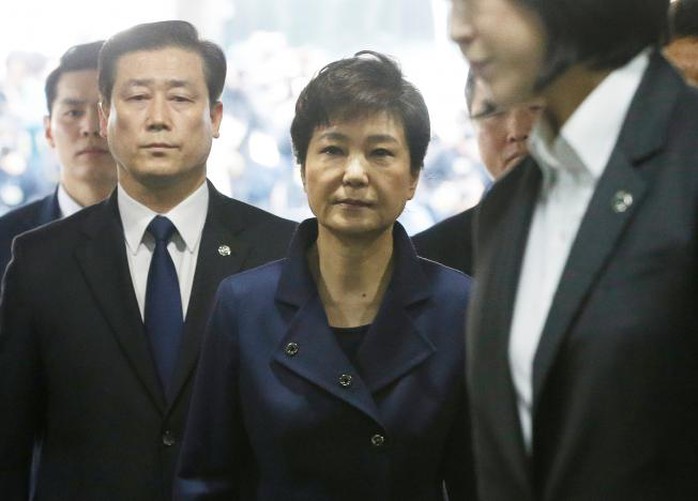 Cựu tổng thống Hàn Quốc Park Geun-hye rời khỏi Tòa án Quận Trung tâm Seoul vào tối 30-3. Ảnh: REUTERS