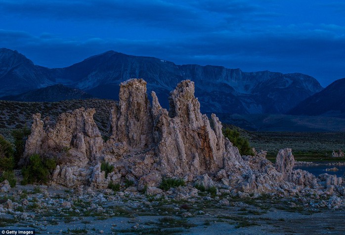 Vẻ đẹp khô cằn của những tháp đá trên núi