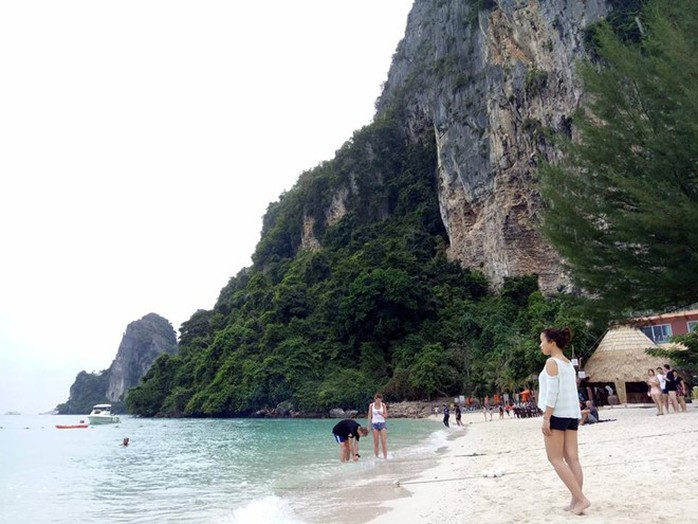 Biển sạch, trong vắt, với núi non hùng vĩ bao quanh. Ảnh: Truong Thanh Nguyen.