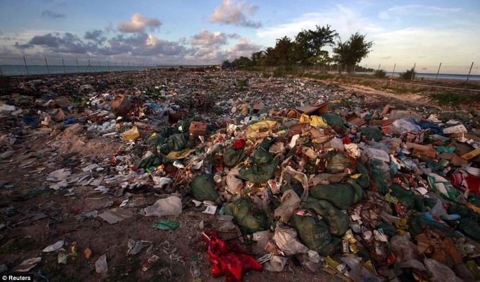 Bãi rác trên đảo Tarawa. Ảnh: Reuters