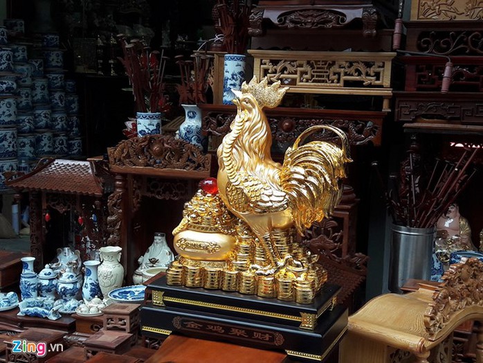 Mẫu gà linh vật được bày bán phổ biến tại các cửa hàng bán đồ thờ cúng - Ảnh: Hiếu Công.