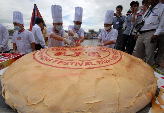 Bánh pía 306 kg, đạt kỷ lục Việt Nam. Ảnh: Ngọc Trinh.
