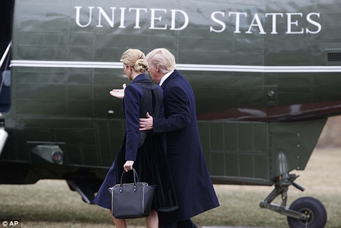 Con gái Ivanka tháp tùng ông Trump. Ảnh: AP