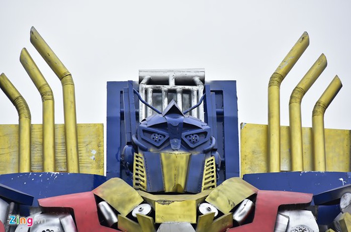 
Anh Kiều Anh Đào, giám đốc khối dịch vụ công ty trên, cho biết robot Optimus Prime được coi là biểu tượng của sức mạnh, rất phù hợp với sản phẩm của đơn vị nên công ty đã nhập từ Trung Quốc về để làm hình ảnh nhận diện thương hiệu.
