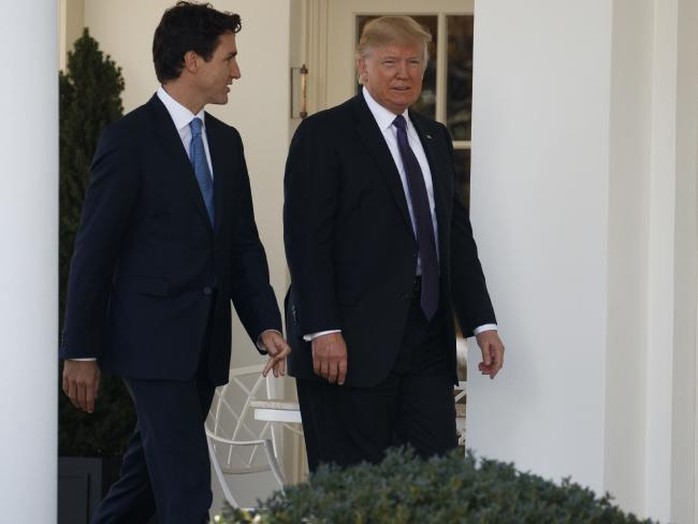 Thủ tướng Canada và Tổng thống Mỹ bách bộ đến tiệc trưa ở Nhà Trắng. Ảnh: AP
