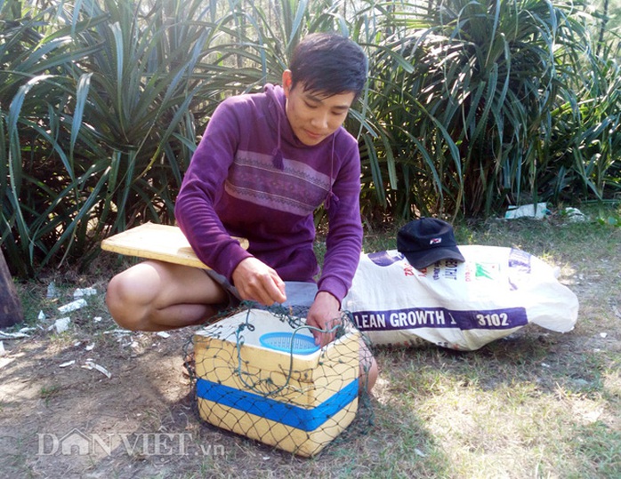 Ngư dân Nguyễn Văn Phương chuẩn bị đồ nghề để ra biển khai thác tôm hùm nhí