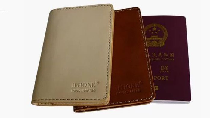 Bìa bao hộ chiếu thương hiệu IPHONE Ảnh: THE NEW YORK TIMES