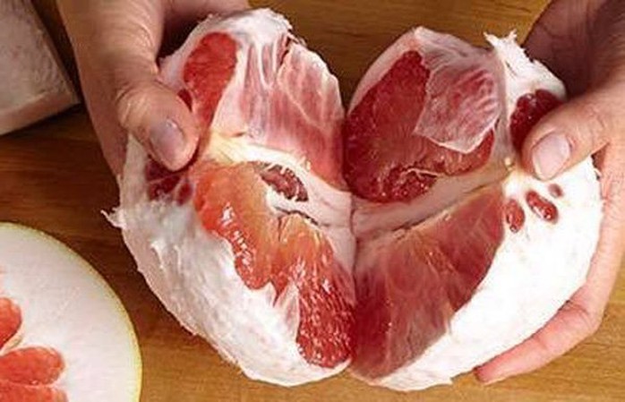 Bổ quả bưởi Úc và bưởi Mỹ ra thấy chất lượng không khác bưởi da xanh của Việt Nam là mấy nhưng do thích quả lạ nên hai loại bưởi ngoại này khá đắt hàng