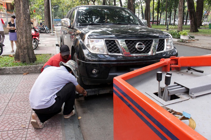 
Cũng trên đường Hàn Thuyên, nhiều ô tô đậu sai qui định bị niêm phong, cẩu về trụ sở cơ quan chức năng để xử lý.
