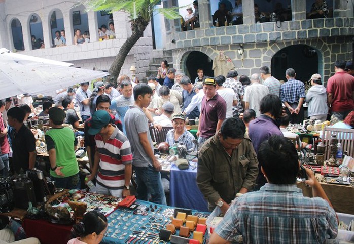 Một khu chợ có một không hai tại Sài Gòn chuyên bán đồ cổ, chỉ họp vào sáng chủ nhật Ảnh: Thái Nguyễn