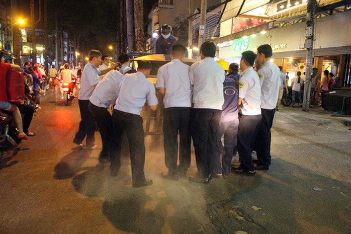 
Lò nướng của 1 nhà hàng sang trọng lấn chiếm vỉa hè trên đường Nguyễn Tri Phương cũng bị tịch thu.
