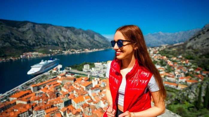 Bạn nên ăn mặc sao cho lịch sự và phù hợp với điểm du lịch. Ảnh: rf.