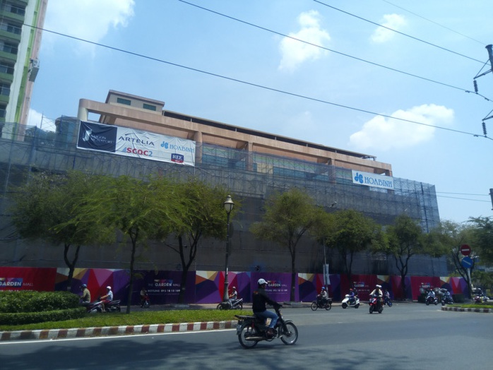 Khối trung tâm thương mại, theo quan sát đang được thi công gần hoàn thiện.