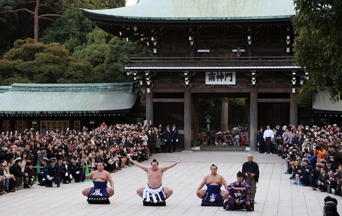 
Giải đấu vật truyền thống đầu năm được tổ chức tại đền Thiên Hoàng Minh Trị ở Tokyo. Ảnh: Zimbio.
