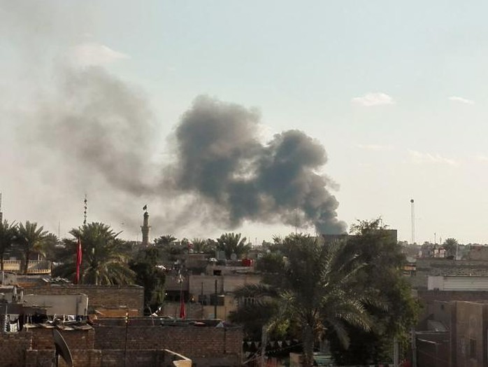 Khói bốc lên từ khu vực bị đánh bom xe ở Baghdad ngày 16-2. Ảnh: REUTERS