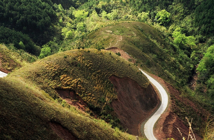  Khoảnh khắc rong ruổi trên cung đường vắng sẽ khiến bất cứ ai cũng có cảm giác chạm vào tự do tuyệt đối trước cảnh sắc tuyệt đẹp.  Cung đường dẫn du khách lên cao dần, như lên đến trời. Ở những đoạn cao nhất, du khách được những đám mây trắng ập vào người. Một du khách nào đó đã treo tấm bảng này trên lối đi, khiến cung đường thêm đáng yêu hơn. Sống lưng khủng long hiện ra đẹp đến ngỡ ngàng. Điều kỳ thú nhất mà người lữ hành được thưởng thức là đi bộ ngay trên đỉnh sống lưng đó. Toàn cảnh sống lưng khủng long khiến bao người mê mẩn và khát khao được một lần tìm đến. Cảm giác khoáng đãng, no đầy khí trời và tận hưởng sự kì vĩ khi lên đỉnh núi. Bình Liêu như một thế giới khác, xứng đáng để bạn bỏ một ngày ra khám phá.Hà Quốc Anh