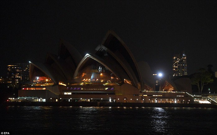 Phần đèn chiếu sáng của nhà hát nổi tiếng ở Sydney - Úc được tắt ở phần mái trong Giờ Trái đất. Ảnh: EPA
