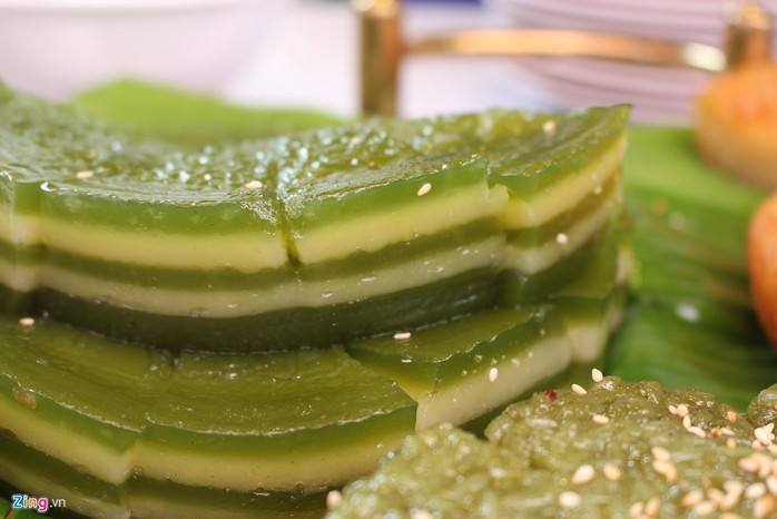 Bánh da bò (bánh 7 tầng) có vị dẻo mềm của bột, thơm béo của đậu xanh cà nhuyễn. Món bánh này có giá 5.000-7.000 đồng một miếng (cái).