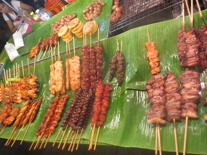 Đồ ăn đa dạng tại các con phố hay khu chợ đêm, đặc biệt là đồ nướng. Ảnh: Mai Phương.