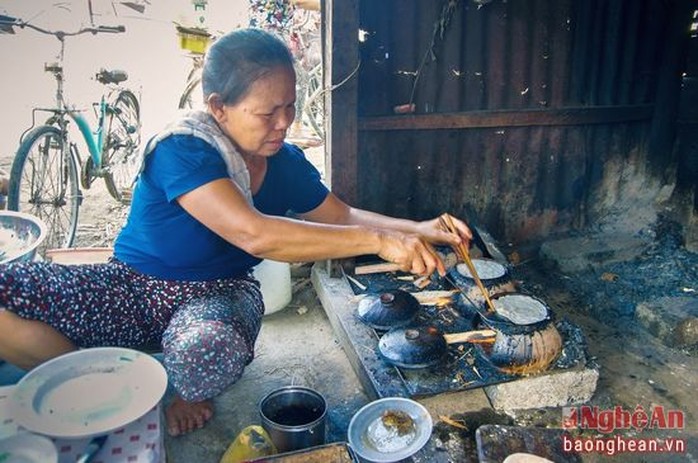 
Người làm bánh sẽ dùng miếng thịt mỡ tươi quét vào nồi để không dính bột hồ khi đồ bánh, sau đó đổ đều một lớp bột nước mỏng tang rồi đậy vung lại chờ cho bánh sôi. Chờ chừng gần 1 phút đã có ngay những cái bánh nóng hổi.
