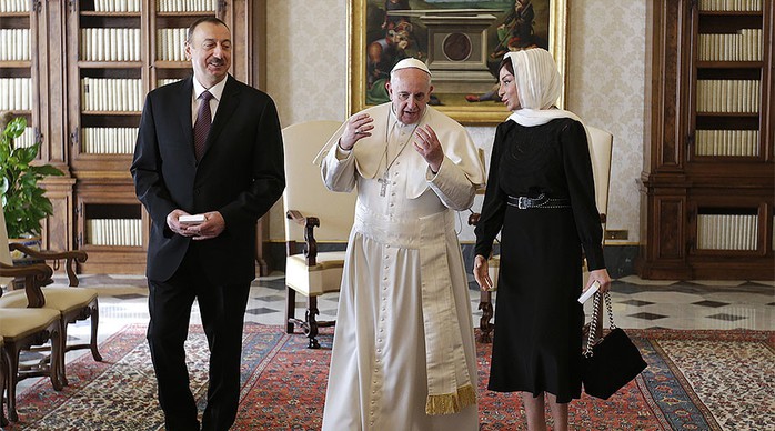Bà Mehriban trò chuyện cùng Giáo hoàng Francis hồi năm 2015. Ảnh: REUTERS
