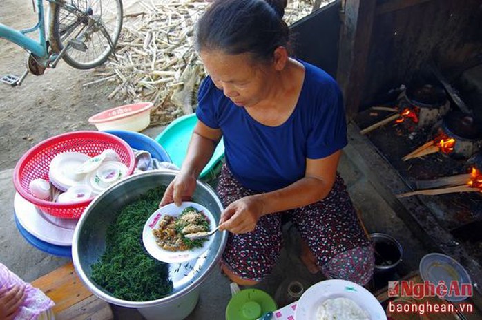 
Đã 8 năm nay, dù ngày mưa hay nắng thì quán bánh khoái của bà Đồng ở chợ Ngò (Sơn Hải, Quỳnh Lưu) luôn đông khách mỗi buổi sáng. Bà bắt đầu nhóm bếp lúc 5 giờ sáng và chỉ 9 giờ thì đã bán hết 3 kg bột bánh.
