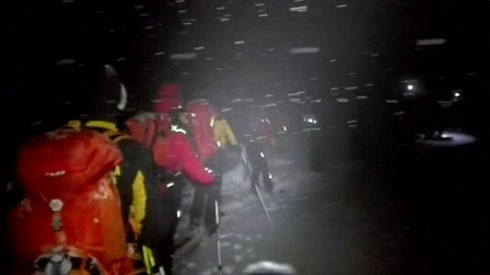 Nhân viên cứu hộ làm việc suốt đêm tìm kiếm người bị nạn. Ảnh: Daily Mail