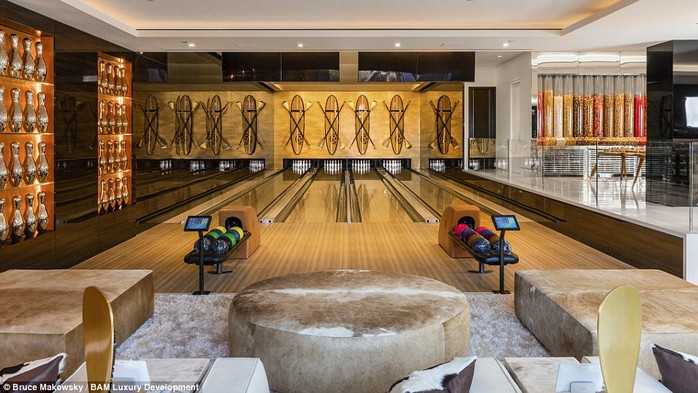 Khu vực chơi bowling. Ảnh: Bruce Makowsky