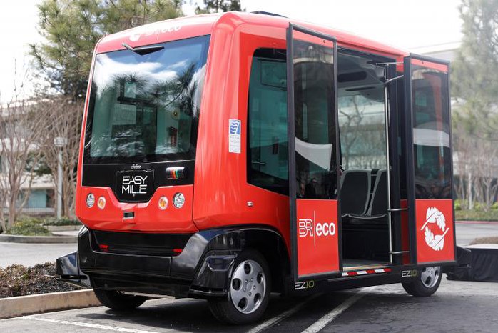 Xe buýt chạy quanh bãi đậu xe khu vực Vịnh San Francisco hôm 6-3. Ảnh: REUTERS